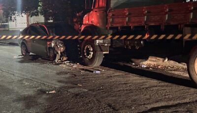 Motorista morre após bater carro em caminhão estacionado