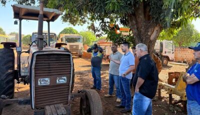 Gestão cede trator e pequenos produtores destacam compromisso com a produção em VICENTINA