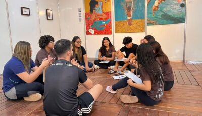 Oficina 'Práticas de Ateliê' convida público de todas as idades a explorar traços, cores e imaginaçã