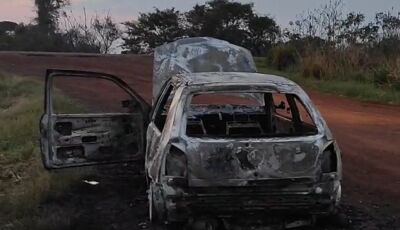 Corpo carbonizado é encontrado dentro de carro polícia investiga o caso