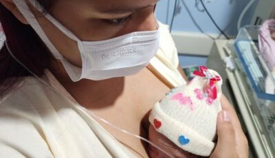 'Toucas malucas': mães de bebês da Neonatologia do HRMS encontram cor e esperança em ação terapêutic