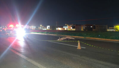 Pedestre morre atropelado por caminhão carregado com frangos ao tentar atravessar a MS-156