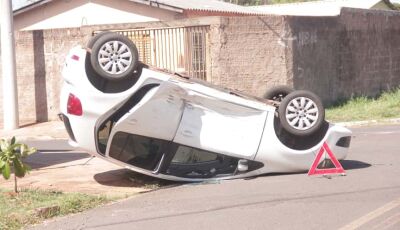 Jovem é jogada para fora de carro durante capotamento 