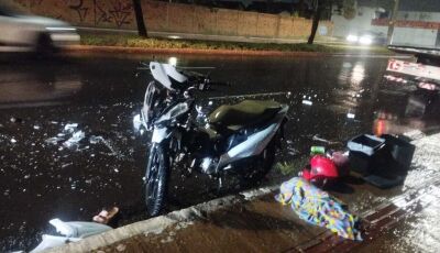 Motorista bate em moto com duas mulheres e foge sem prestar socorro