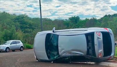 Será que cansou? Carro capota na Avenida Ernesto Geisel, em Campo Grande 
