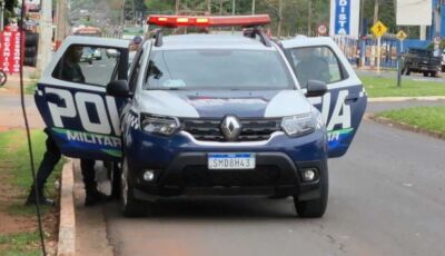 Motociclista é socorrido após ser atingido por caminhão