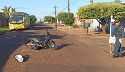 Acidente entre caminhonete e moto deixa mulher em estado grave
