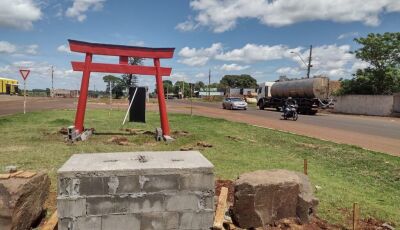 Com apoio da Prefeitura, Vicentina ergue monumento em homenagem à colônia japonesa