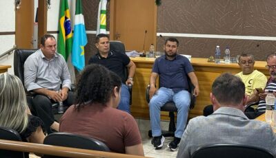 Diálogos por Vicentina: Prefeito deixa gabinete e vai à Câmara discutir plano de gestão