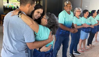 Vicentina faz viagem dos sonhos para homenagear quem já caminhou muito na estrada da vida
