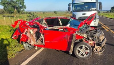 Mulher e criança ficam feridas após carro bater em caminhão na MS-040