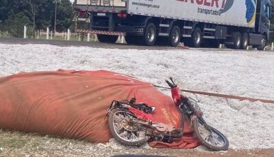 Carreta tomba e ciclista fica soterrada por carga de algodão