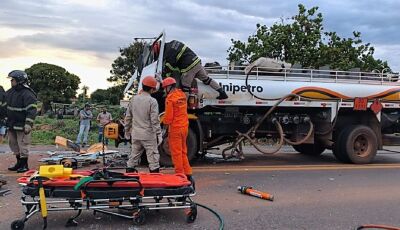 Motorista fica preso às ferragens em acidente com três veículos