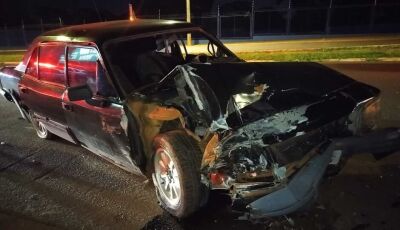 Motorista embriagado causa acidente e atinge três carros estacionados