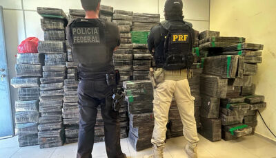 Traficantes jogam caminhonetes contra policiais e abandonam 3 toneladas de droga