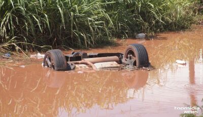 Carro capota após aquaplanagem e família fica ferida na BR-163