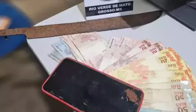 Após matar pedreiro e incendiar casa, adolescente capota veículo com dinheiro