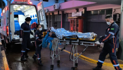Motociclista de 62 anos fica em estado grave após colisão com caminhonete