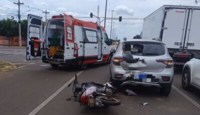 Motociclista bate na traseira de carro e é socorrida com fratura no braço