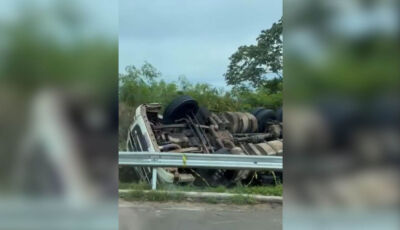 Motorista morre preso na cabine após carreta tombar