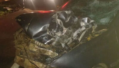 Acidente entre carro e moto mata 2 pessoas e deixa crianças feridas 