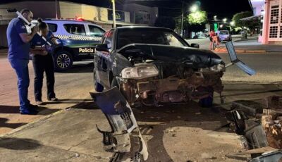 Homem furta carro, bate em viatura da PM e acaba preso
