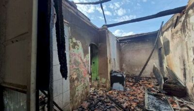 Homem embriagado incendeia casa após discussão com companheira
