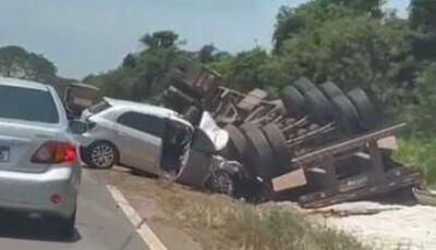 Motorista cai em buraco e bate em carreta tombada na MS-480
