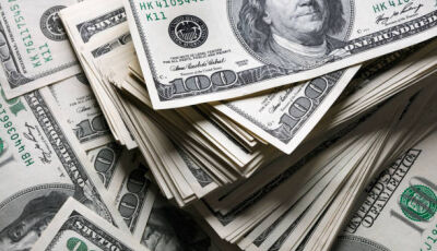 Dólar sobe e fecha cotado a R$ 5,41; Ibovespa avança