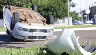 Motorista foge de abordagem da PRF, capota carro e é preso
