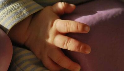 Mulher agride marido, atinge bebê de 5 meses e vai presa por maus-tratos