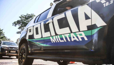 Marido 'não gosta' de mensagem em celular de esposa e espanca mulher