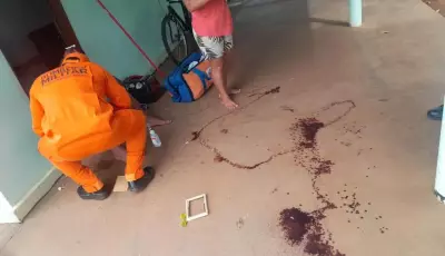 Adolescente agride pai com garrafas de vidro durante briga