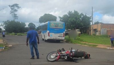 Motociclista avança o 'Pare', bate em ônibus e fica ferido