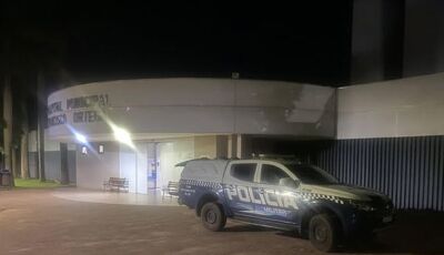 Motivada por ciúmes, mulher esfaqueia o marido e foge