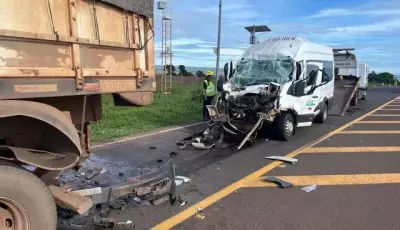 Um morre e 6 ficam feridos após van com pacientes de hemodiálise colidir com caminhão