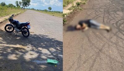 Homem baleado enquanto andava de moto foi atingido na cabeça e morreu ainda no local 