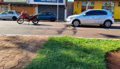 Pai e filho ficam feridos após carro bater em traseira de moto no centro de Dourados