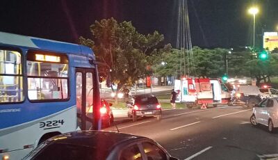 Motociclista fica ferido em acidente com carro