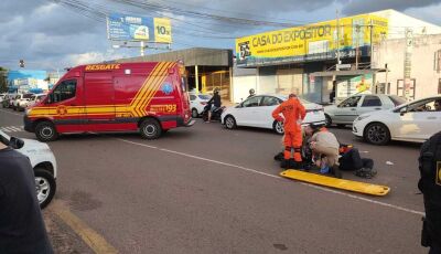 Batida entre motocicletas deixa piloto caído no meio da avenida