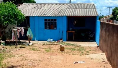 Cheiro forte denuncia corpo em estado de decomposição em residência
