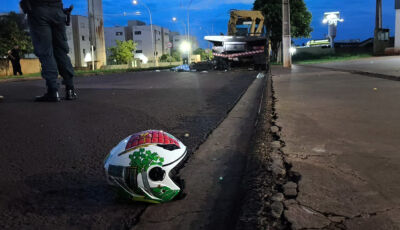 Motociclista morre após bater na traseira de caminhão