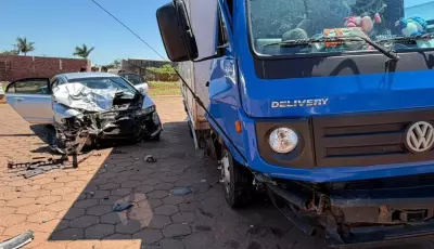 Sem CNH, condutora bate carro contra caminhão