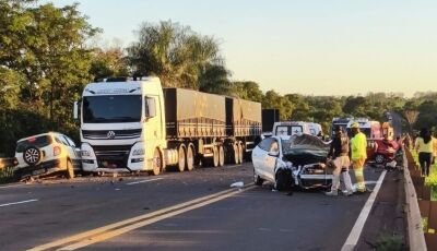 VÍTIMA IDENTIFICADA: Mulher morre e 12 ficam feridos em grave acidente
