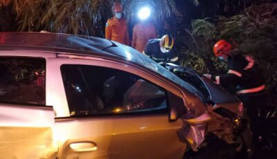 Acidente entre carros deixa uma pessoa morta e outras duas feridas na BR-262