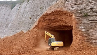 Homem transforma montanha em moradia após meses de obra