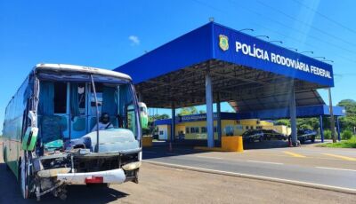 Homem é flagrado usando capacete para conduzir ônibus sem para-brisa