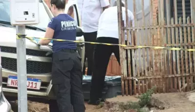 Grupo de 4 pessoas invade residência e mata adolescente com facadas e tiros