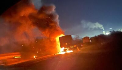 caminhão pega fogo na BR-262