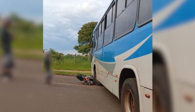 Colisão deixa moto embaixo de ônibus